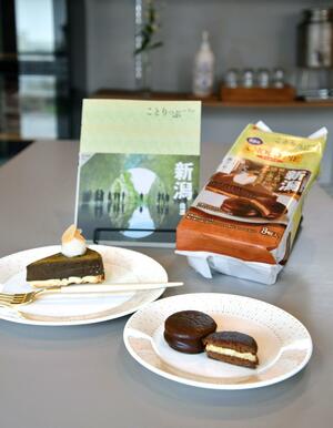 カフェ「編むと紡ぐ」のスイーツ（左）を題材にロッテが商品化した小さなチョコパイ＝新潟市中央区