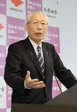 定例記者会見に臨む二階堂馨市長＝新発田市役所