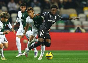 ギマランイス戦に途中出場したスポルティングの守田英正(右から2人目)=6日(ロイター=共同)