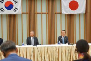 首脳懇談会であいさつする経団連の筒井義信会長。左は韓経協の柳津会長=17日午前、東京都内