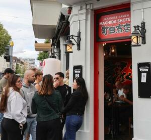 横浜家系ラーメン「町田商店」の欧州1号店前に並ぶ客=8月30日、スイス・チューリヒ(共同)
