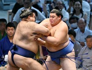 高安(左)と攻め合う大の里。寄り切りで下す=IGアリーナ