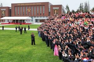 「中央幹部学校」を訪れた北朝鮮の金正恩朝鮮労働党総書記(左手前)=1日、平壌(朝鮮中央通信=共同)