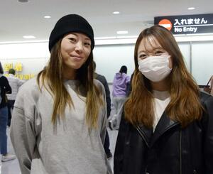 取材に応じるスノーボード女子の冨田せな（左）と工藤璃星＝２２日、成田空港