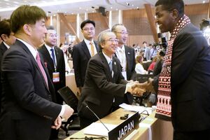 世界文化遺産登録が決定し、各国から祝福される花角英世知事(右から3人目)と佐渡市の渡辺竜五市長(同2人目)=7月27日、インド・ニューデリー