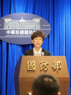 記者会見する台湾国防部(国防省)の幹部=9日、台北(共同)