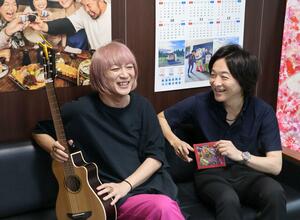 出発前に意気込みを語るたかのりさん(右)とぴろんさん=7月8日、長岡市袋町2