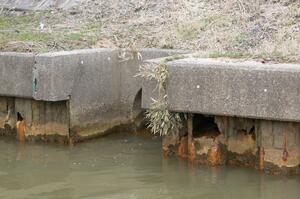 老朽化し、鋼矢板に穴が開いた排水路=3月、新潟市西蒲区