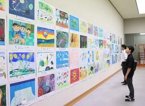 展示作業を終え、力作が並んだ長岡市三島郡小・中学生美術展の会場=3日、長岡市学校町1