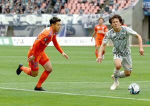 新潟-福岡 後半、途中出場しチームに逆転を呼び込んだMF松田詠太郎(左)=ビッグスワン