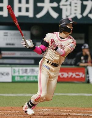 3回ソフトバンク1死一塁、周東が右中間に適時三塁打を放つ=みずほペイペイドーム