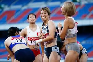 女子100メートル障害で優勝した清山ちさと(右から2人目)=日産スタジアム