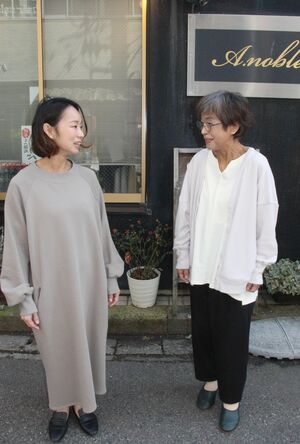 新商品のスエットのワンピース(左)とオンフレッシュニットカーディガン(右)=新潟市中央区東大通2