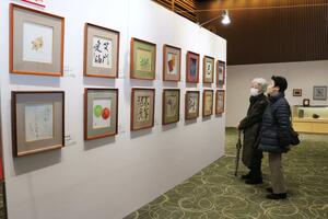 新潟県ゆかりの作家が作品を寄せた「にいがたの美術作家小品展」=1月16日、新潟日報メディアシップ