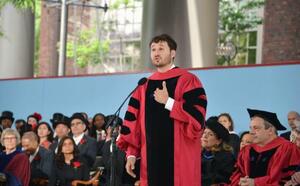 　２８日、米ボストン郊外のハーバード大の卒業式で、大学院の修了生代表として演説するアンドルー・オドノヒューさん（共同）
