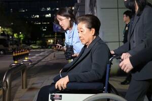 韓国のソウル中央地裁を後にする旧統一教会の韓鶴子総裁=22日(聯合=共同)