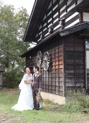 貸し古民家の「百年の館」で初めて行われた結婚式＝２日、十日町市川治