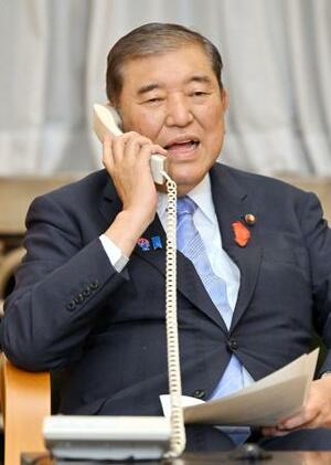 ノーベル生理学・医学賞の受賞が決まった坂口志文大阪大特任教授に電話で祝意を伝える石破首相=6日午後8時42分(代表撮影)