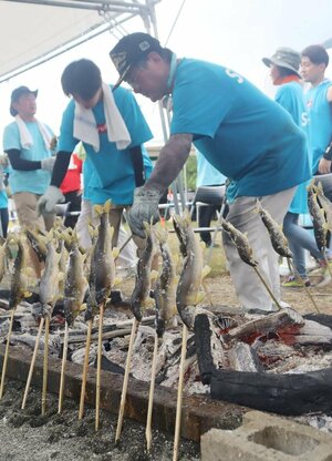 全長20メートルの焼き場でアユが焼かれた魚野川鮎まるかじり祭=8月24日、南魚沼市六日町