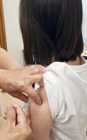 医療機関で行われるHPVワクチン接種の様子=2024年