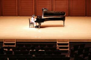 ピアノリレーコンサートで演奏する児童＝柏崎市