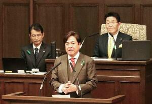 　大阪府議会で議長に選出された大阪維新の会の西野弘一氏（手前）＝２０日午後