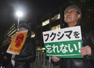 　東京電力福島第１原発事故から１５年となるのに合わせ開かれた脱原発を訴える集会＝１１日夜、首相官邸前