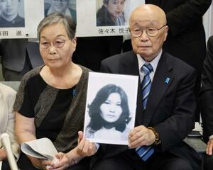 記者会見で田口八重子さんの写真を手にする兄の本間勝さん(右)と姉の鈴木正子さん=1日午後、埼玉県川口市役所