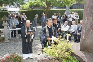 ファンらが良寛の遺徳をしのんだ隆泉寺での法要=7日、長岡市島崎