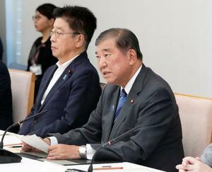 政府与党政策懇談会であいさつする石破首相(手前)=7日午前、首相官邸