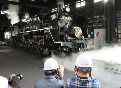 黒煙、蒸気、新旧ヘッドマーク…「貴婦人」を間近で堪能！「SL検修庫