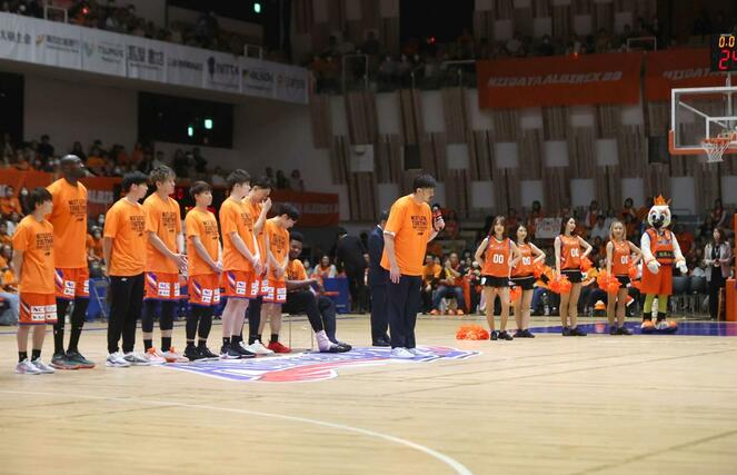 
新潟－岐阜　試合後、観客の声援に感謝を述べる鵜澤潤監督
