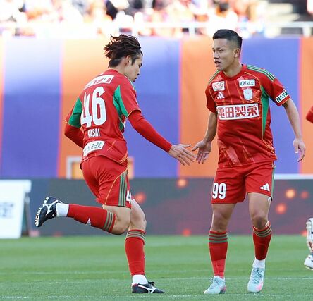 後半３７分、１点差と迫るゴールを決め、ＦＷ小野裕二（右）とタッチを交わすＭＦ笠井佳祐＝２０２６年３月２０日、新潟市中央区のデンカビッグスワンスタジアム