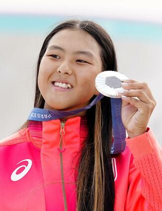 パリ五輪のスケートボード女子パークで銀メダルを獲得した開心那＝６日、パリ（共同）