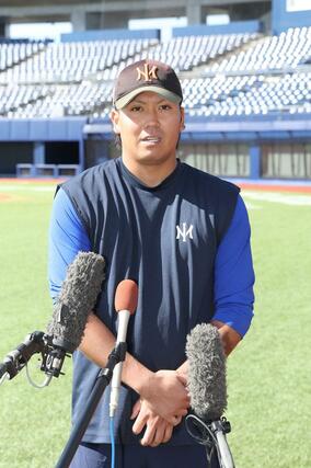 練習後、報道陣の取材に応じる知念大成＝エコスタ