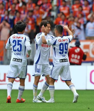 神戸－新潟　前半、長谷川元希がシュートを決め新潟が先制する＝国立競技場