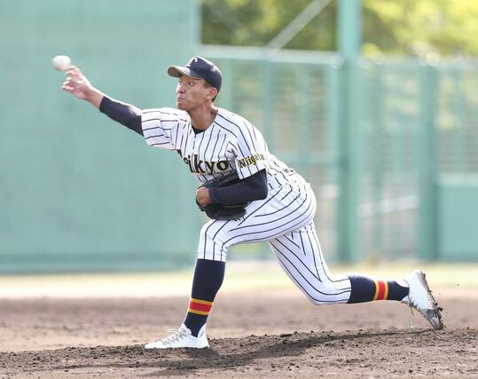 高岡第一-帝京長岡 高岡第一打線を6回無失点に抑えた帝京長岡の先発茨木佑太=福井フェニックススタジアム