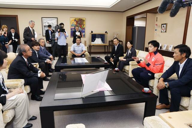 花角知事と歓談する古野慧選手（右から２人目）＝６月２３日、県庁