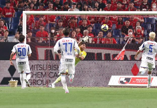 浦和－新潟　前半、先制ゴールを許す新潟のＧＫ田代琉我＝埼スタ