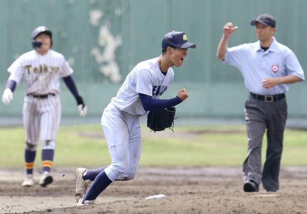 ９回帝京長岡　２死走者無し　最後の打者を打ち取り笑顔を見せる新潟明訓２番手の今井巨＝柏崎市佐藤池球場