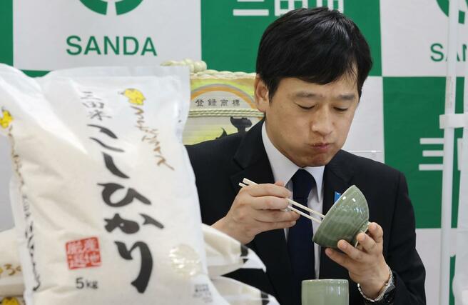 三田市産コシヒカリを味わう上越市の中川幹太市長＝２９日、兵庫県三田市川除のＪＡ兵庫六甲三田支店