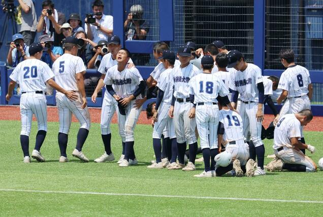 中越－新潟産大付　スタンドへあいさつ後、悔しがる新潟産大付の選手たち＝エコスタ
