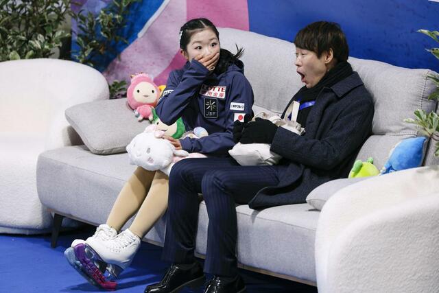 女子フリーの得点を確認し、驚く中井亜美。右は中庭健介コーチ＝アンジェ（共同）