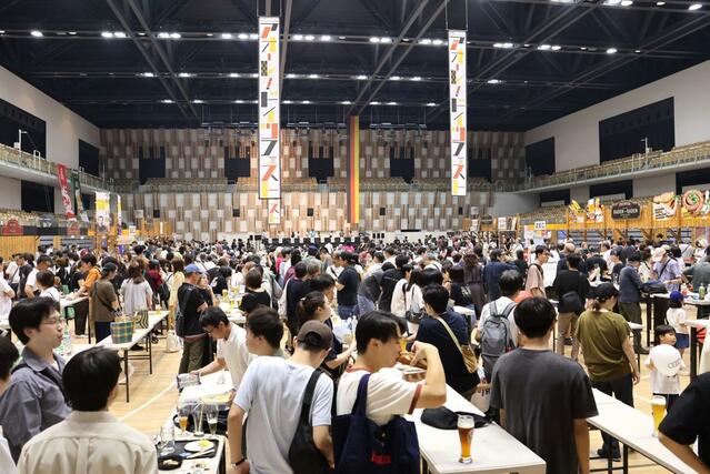 大勢の来場者がビールや料理を楽しんだ「ドイツフェスト」＝２０日、長岡市大手通１