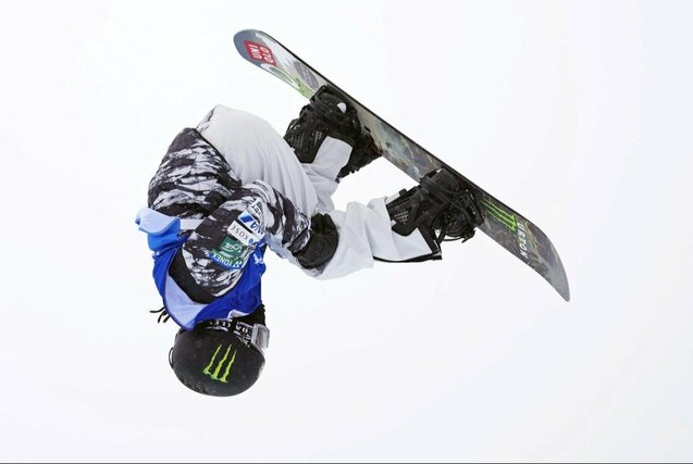 男子決勝でエアを決める平野歩夢=張家口・密苑(共同)