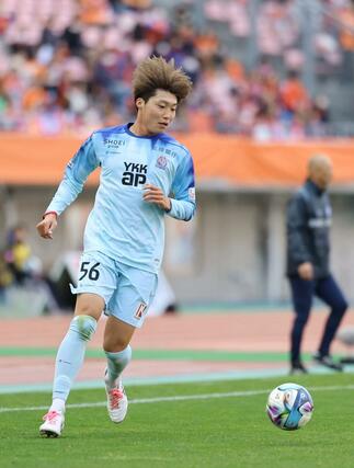 前半、久々のビッグスワンでのプレーとなった富山のＤＦ岡本將成＝２０２６年３月２０日、新潟市中央区のデンカビッグスワンスタジアム