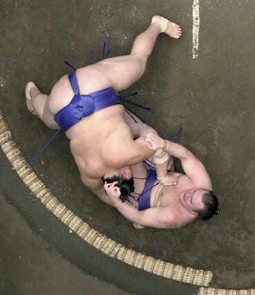 大の里（左）に寄り倒しで敗れた安青錦＝両国国技館