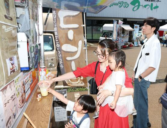 こだわりのコーヒーや菓子を楽しむ「コーヒーとおやつの祭典」=13日、見附市学校町1