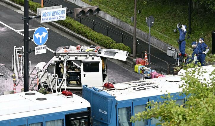 車が突っ込み騒然とする首相官邸前＝１０月１９日午前７時５６分