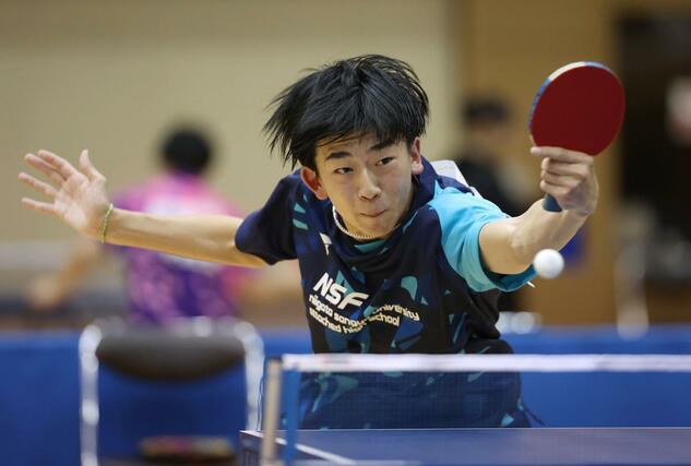 男子シングルスを制し、３冠を決めた吉田蒼（新潟産大付）＝３日、新発田市カルチャーセンター